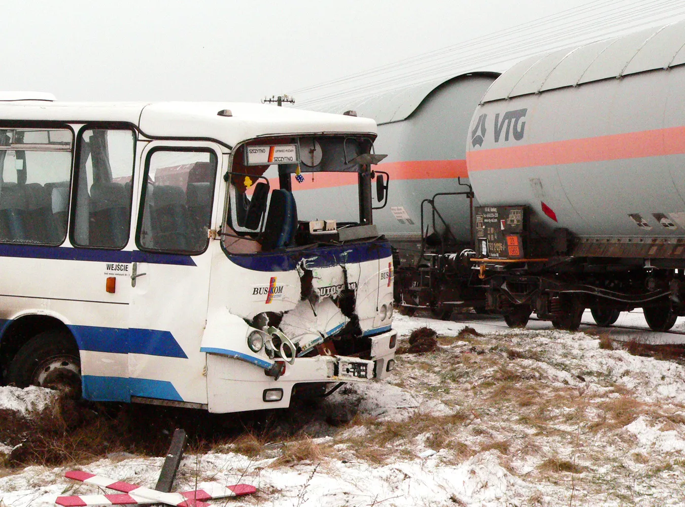 Autobus zderzył się z pociągiem na przejeździe kolejowym koło Szczytna