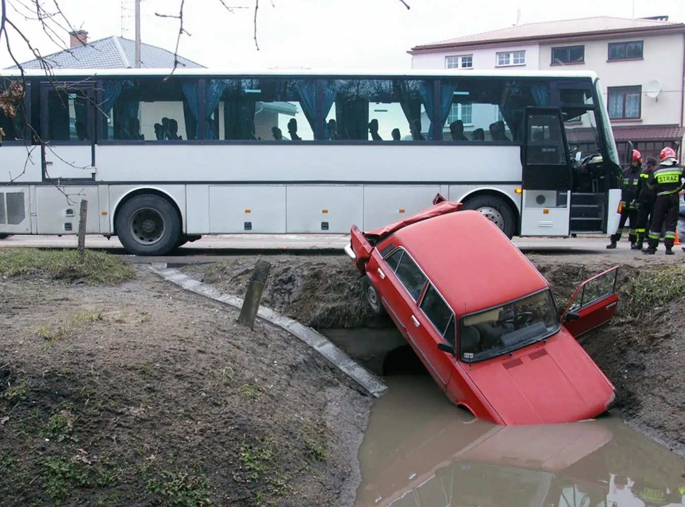 Na podlasiu autobus zepchnął fiata do rowu