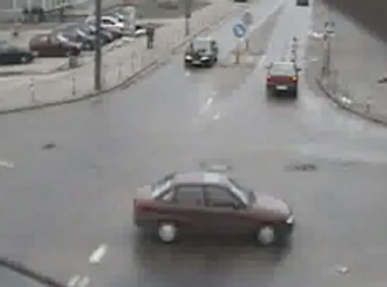Zobacz, jak samochód uderza w dziecko