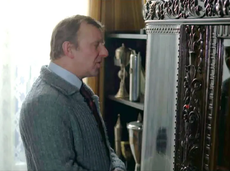 "Łubu dubu, łubu dubu...". QUIZ o donosicielach i wazeliniarzach z filmów Barei. Pamiętasz ich?