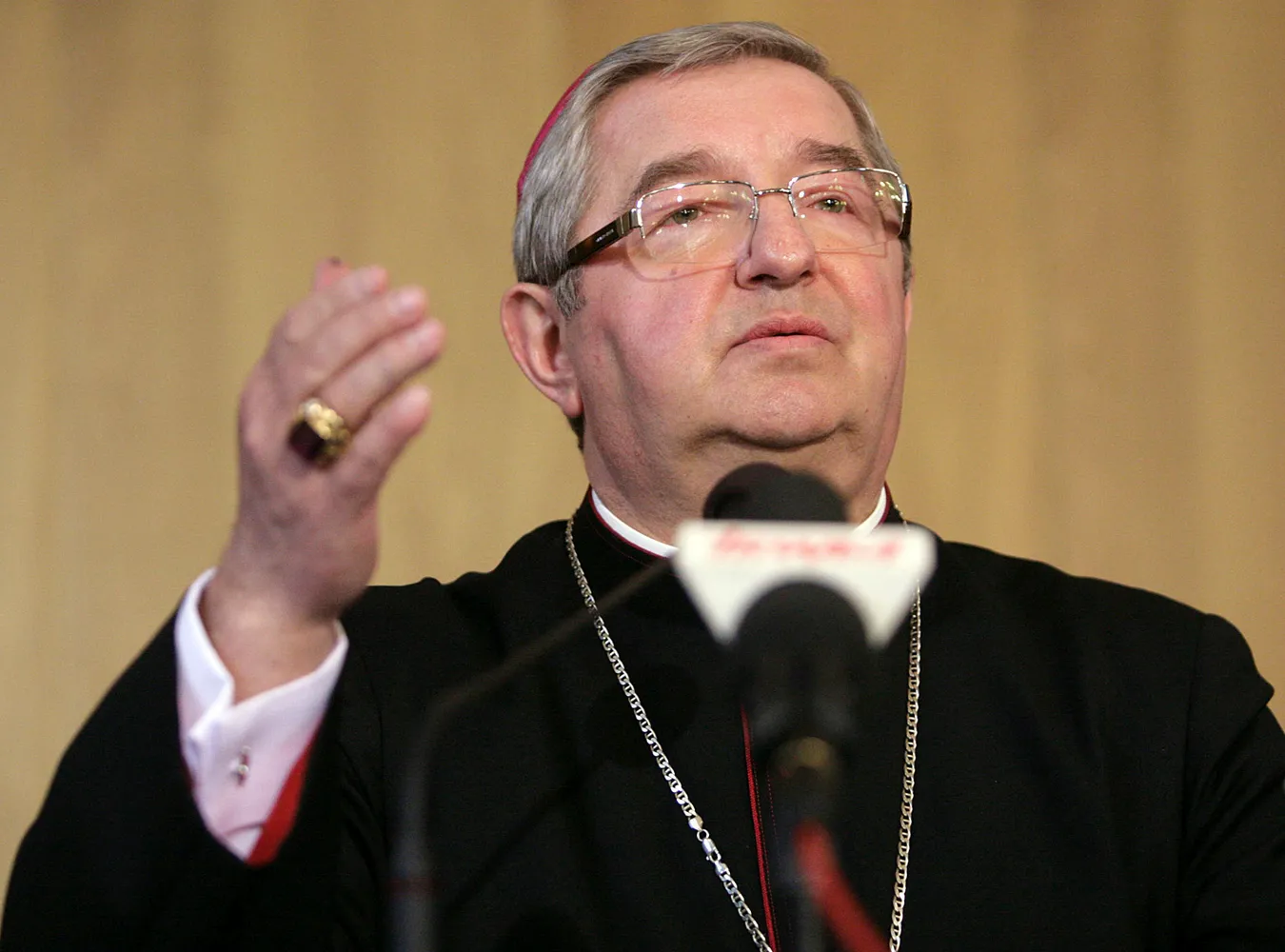 Abp Głódź To co mówi Palikot jest żenujące
