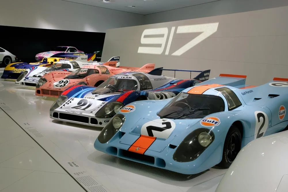 Szklana świątynia Porsche otwarta