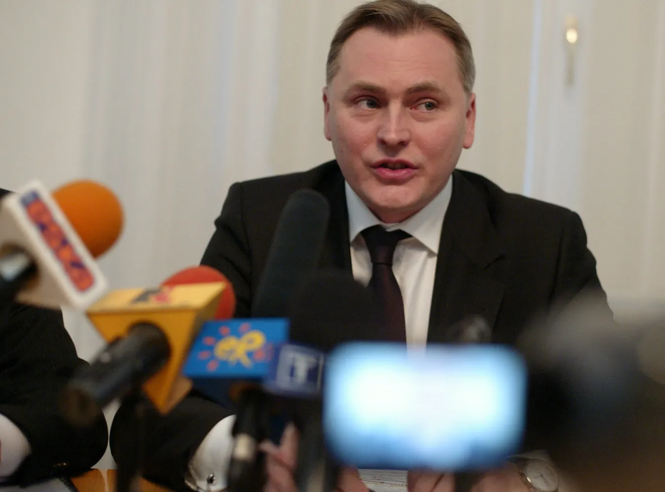 Oblał egzaminy, a nadal jest dyrektorem