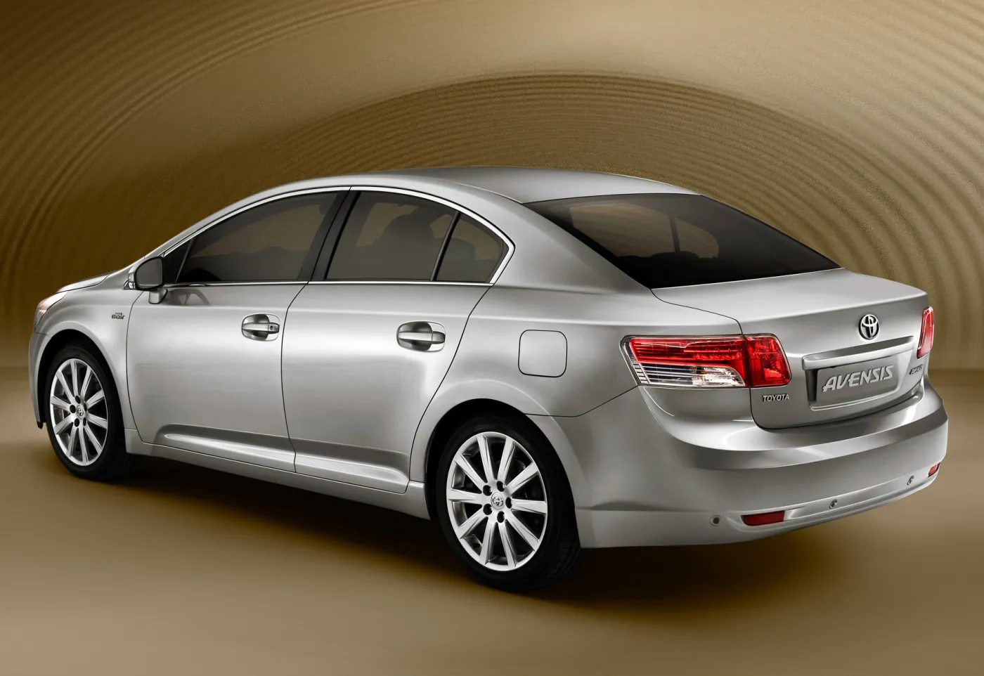 Nowa toyota avensis z każdej strony