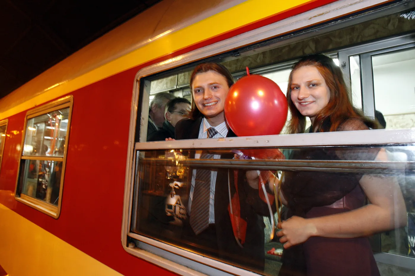 WROCLAW
SYLWESTROWY POCIAG WE WROCLAWIU. O 18.30 WYJECHAL Z WROCLAWSKIEGO DWORCA GLOWNEGO POCIAG SYLWESTROWY. PASAZEROWIE TEGO SPECJALNEGO POCIAGU POWITAJA NOWY ROK W WAGONACH.
NZ PASAZEROWIE EWELINA GALIK I TOMASZ MATUSIK
31122007
FOT. WOJTEK WILCZYNSKI