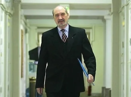 Macierewicz pisze kolejny raport o WSI