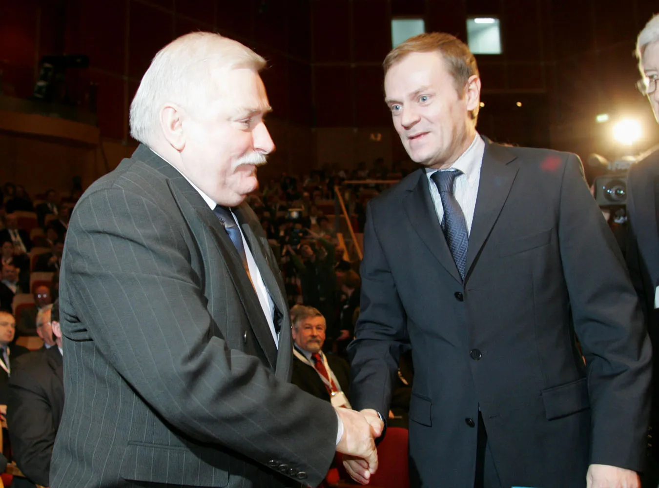 Wałęsa Tusk musi mieć twardą d...
