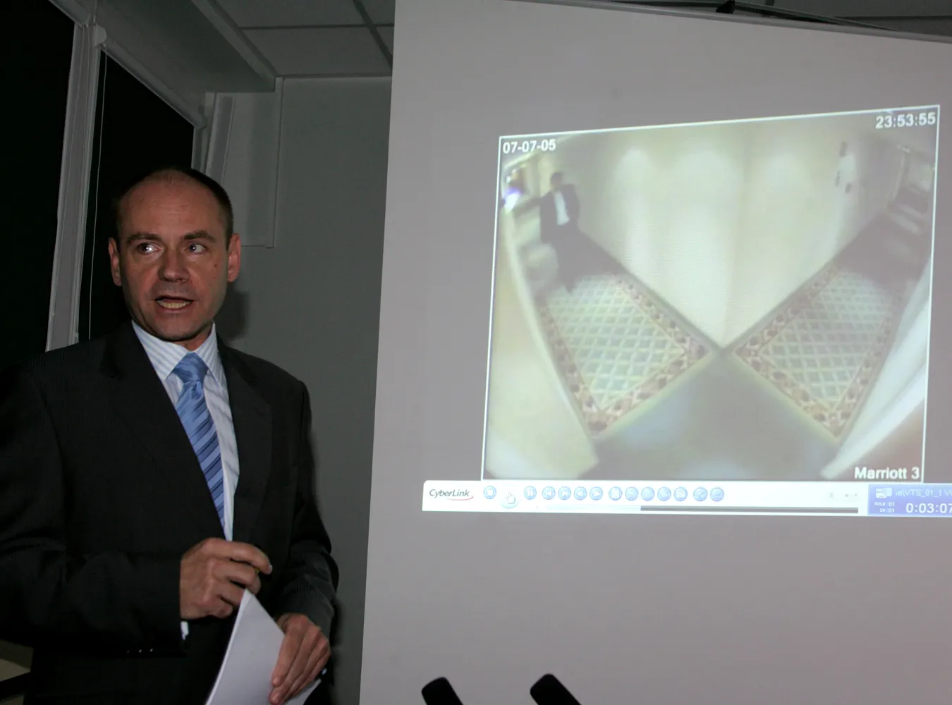 31.08.2007 Warszawa Prokuratura Okregowa wieczorna konferencja prasowa prokuratury w sprawie zatrzyman Janusza Kaczmarka Jaromira Netzela i Konrada Kornatowskiego. Przedstawienie dowodow winy nagran z hotelowych kamer przemyslowych i podsluchow rozmow telefonicznych

nz Jerzy Engelking na ekranie materialy operacyjne ABW

Fot. Piotr Kowalczyk