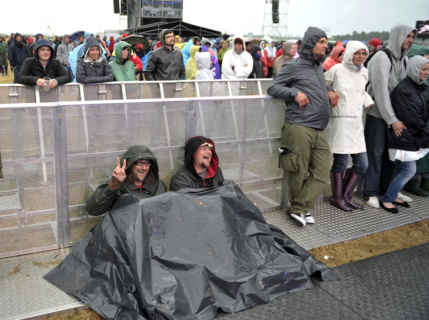 2233077-open-er-w-deszczu.jpg