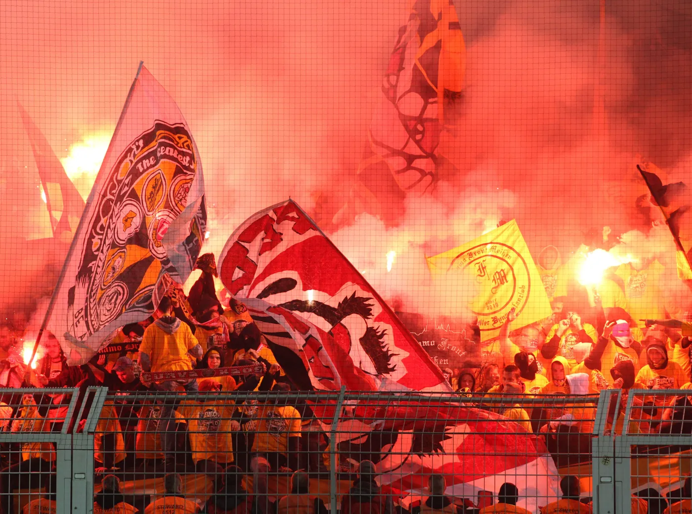 Kibice odpalili race. Klub może zostać surowo ukarany