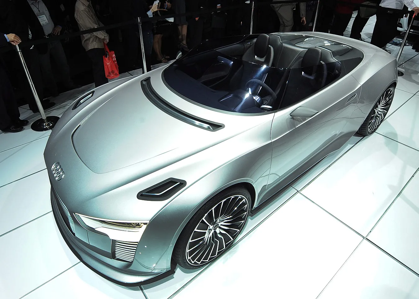 2748314-audi-e-tron-spyder.jpg