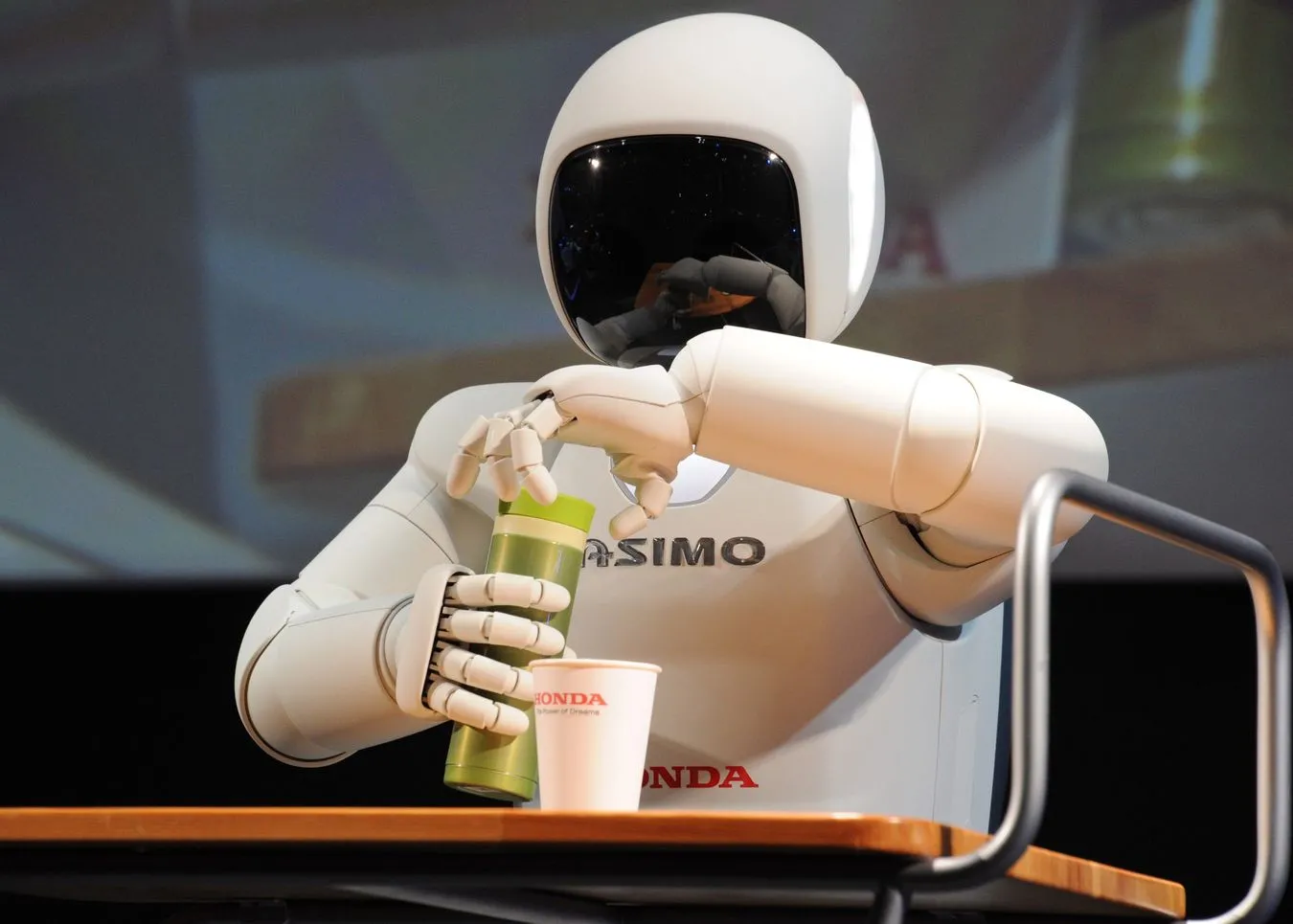 2797492-asimo-robot-hondy.jpg