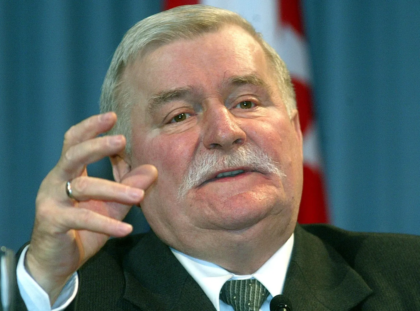 Nagi tors, kijki w rękach. Tak odpoczywa Lech Wałęsa