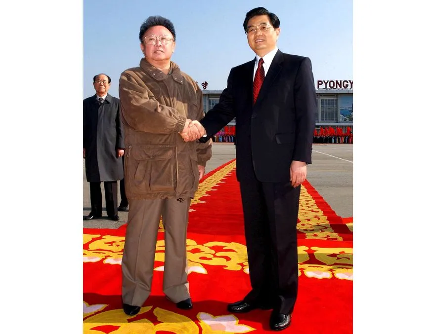 2876537-kim-podaje-reke.jpg