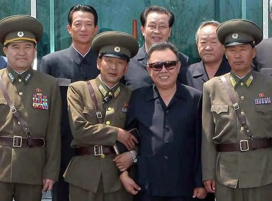 2876687-kim-z-zolnierzami.jpg