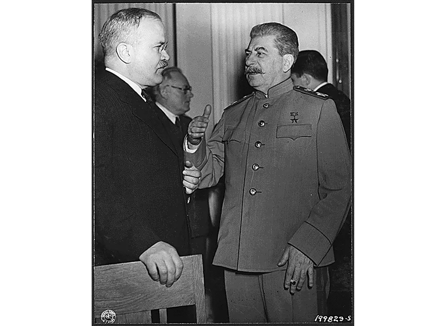 2885722-molotov-stalin1.png