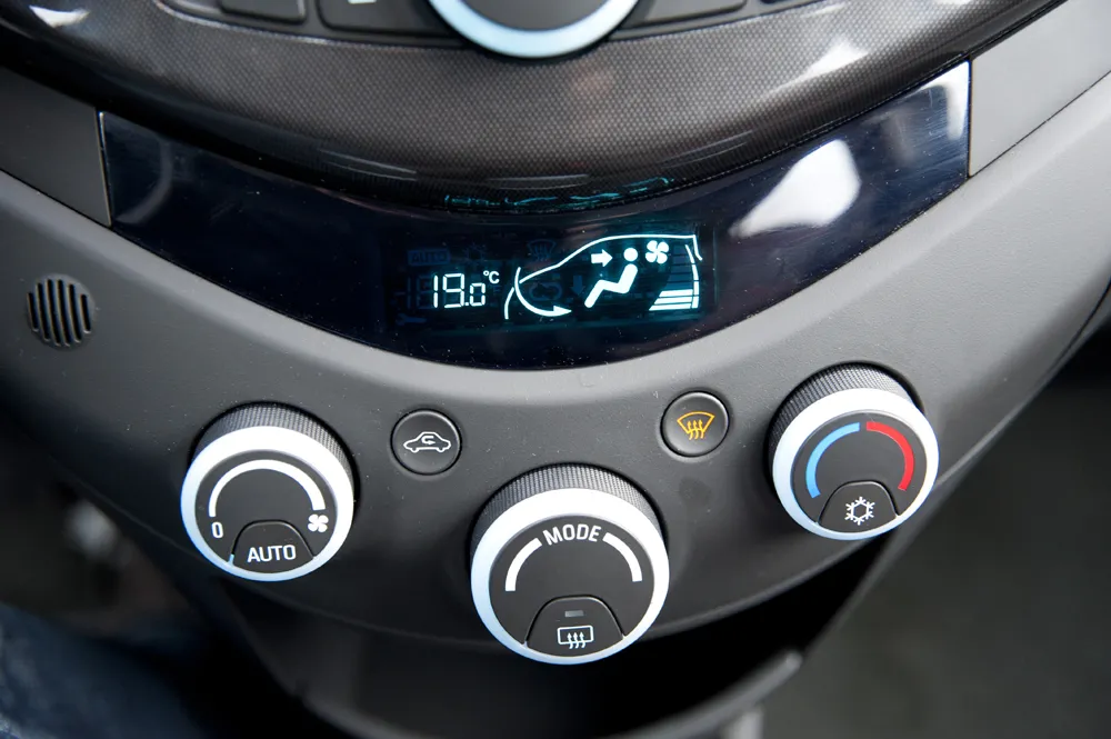 3310305-chevrolet-spark.jpg
