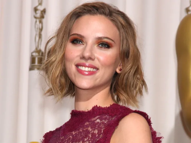 Starszy kolega poucza Scarlett Johansson