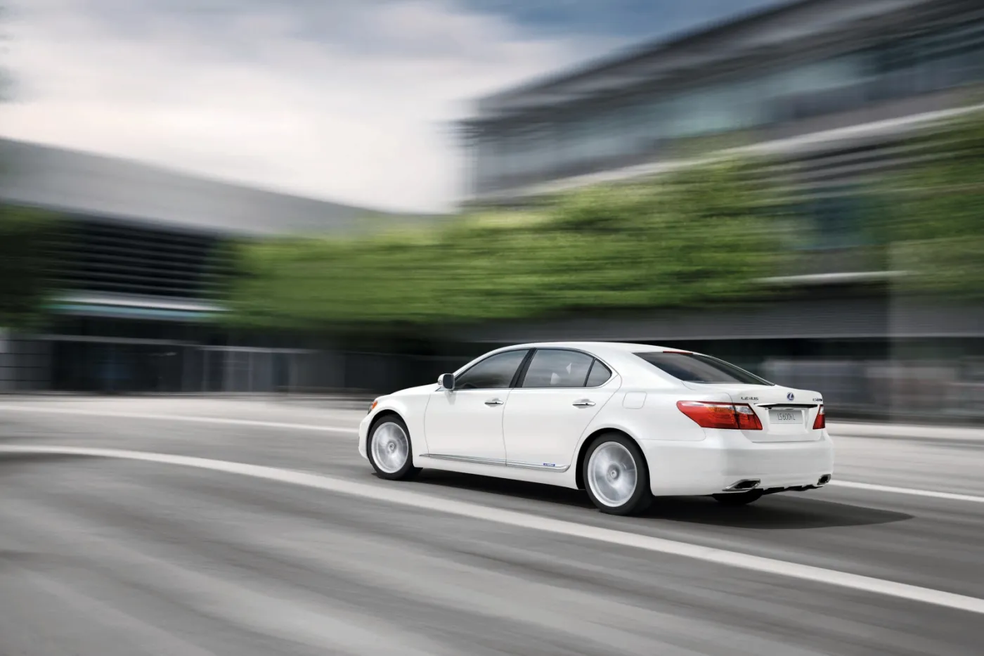 3703321-lexus-ls-600h-3.jpg