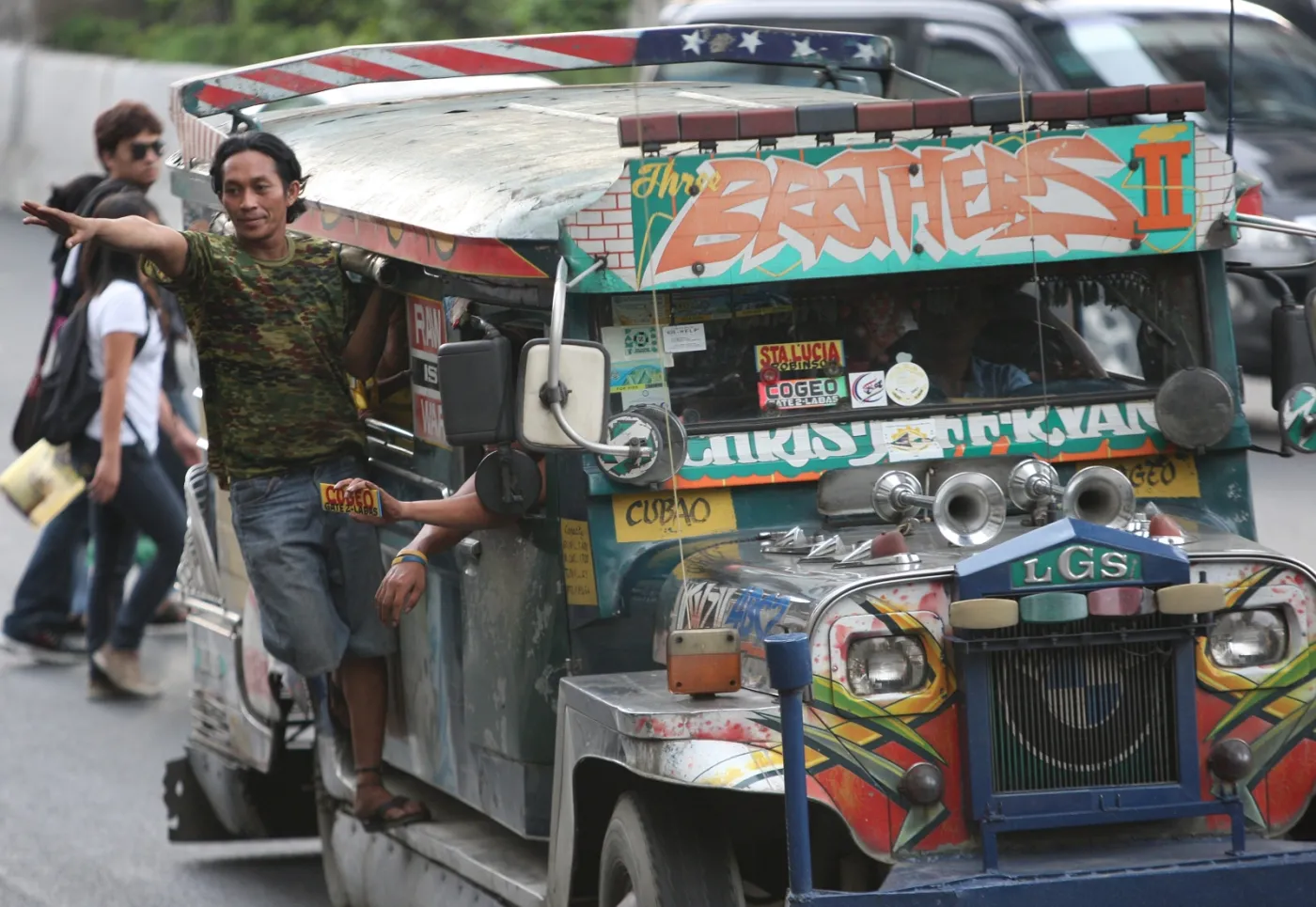 3737918-filipinski-minibus.jpg