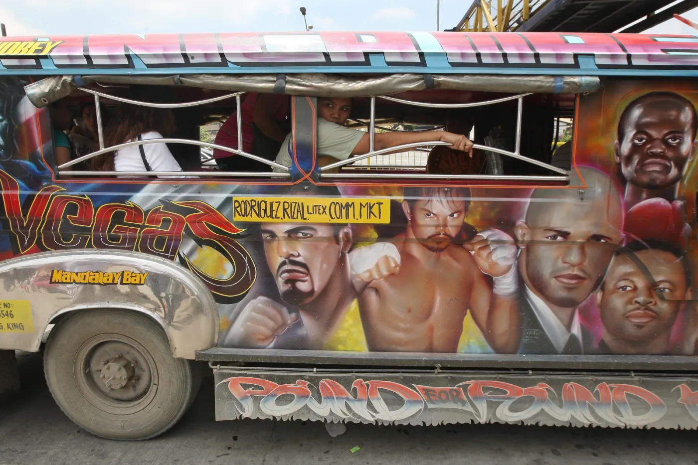 3737976-filipinski-minibus.jpg