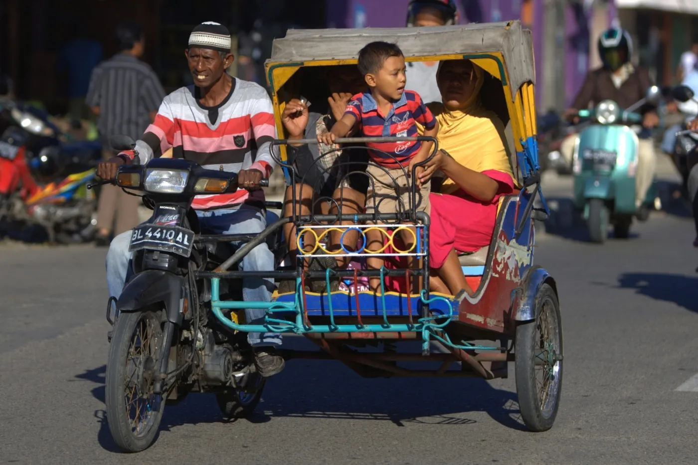 3738063-mieszkancy-hanoi.jpg