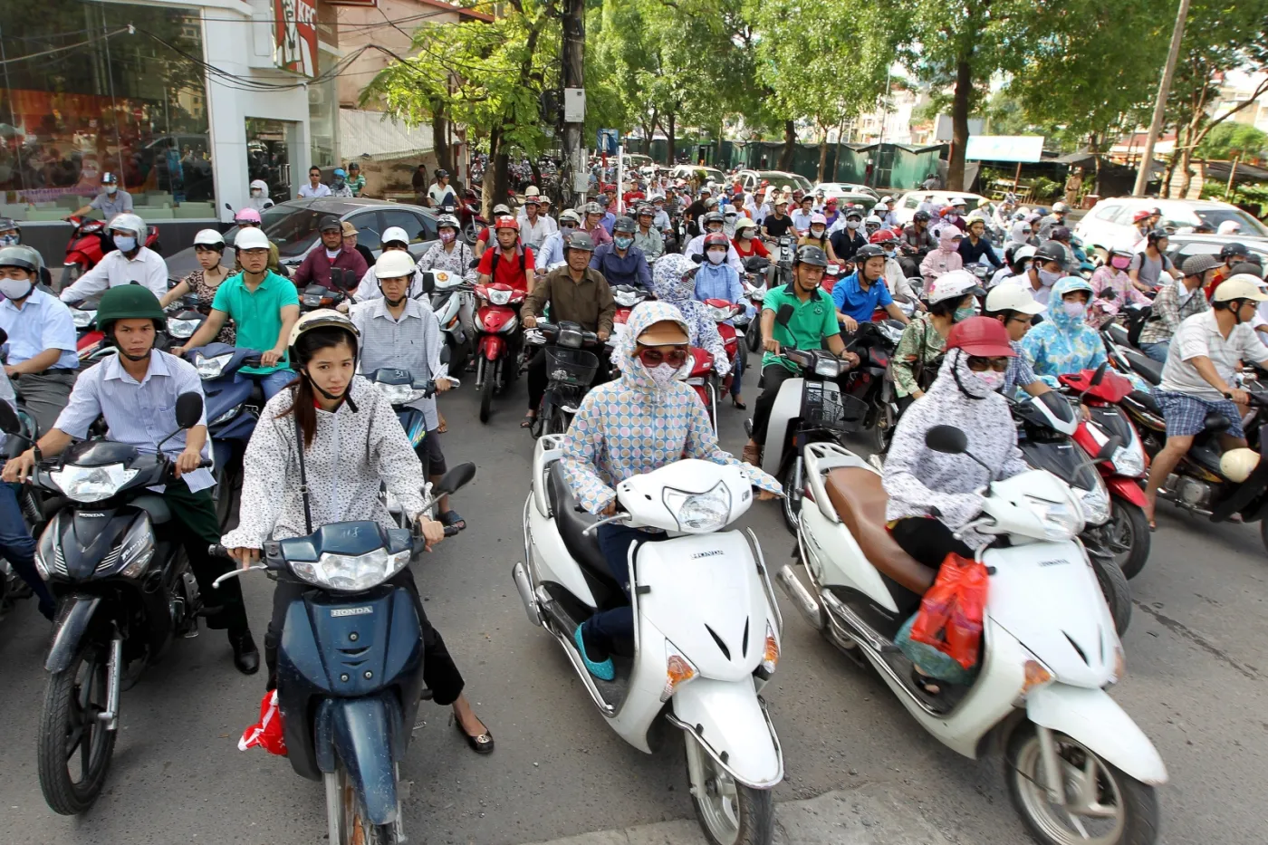 3738092-mieszkancy-hanoi.jpg