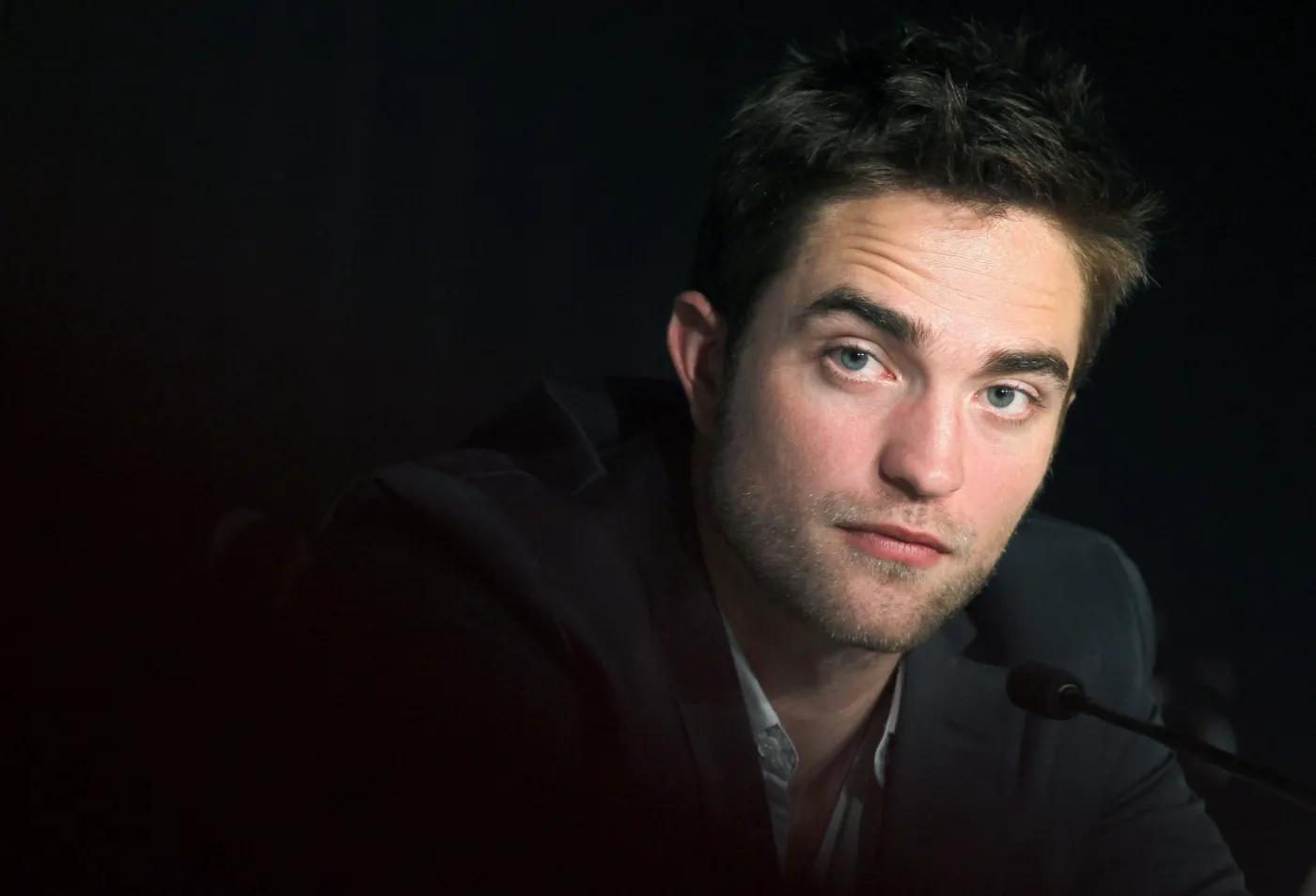 Robert Pattinson gra z Dylanem