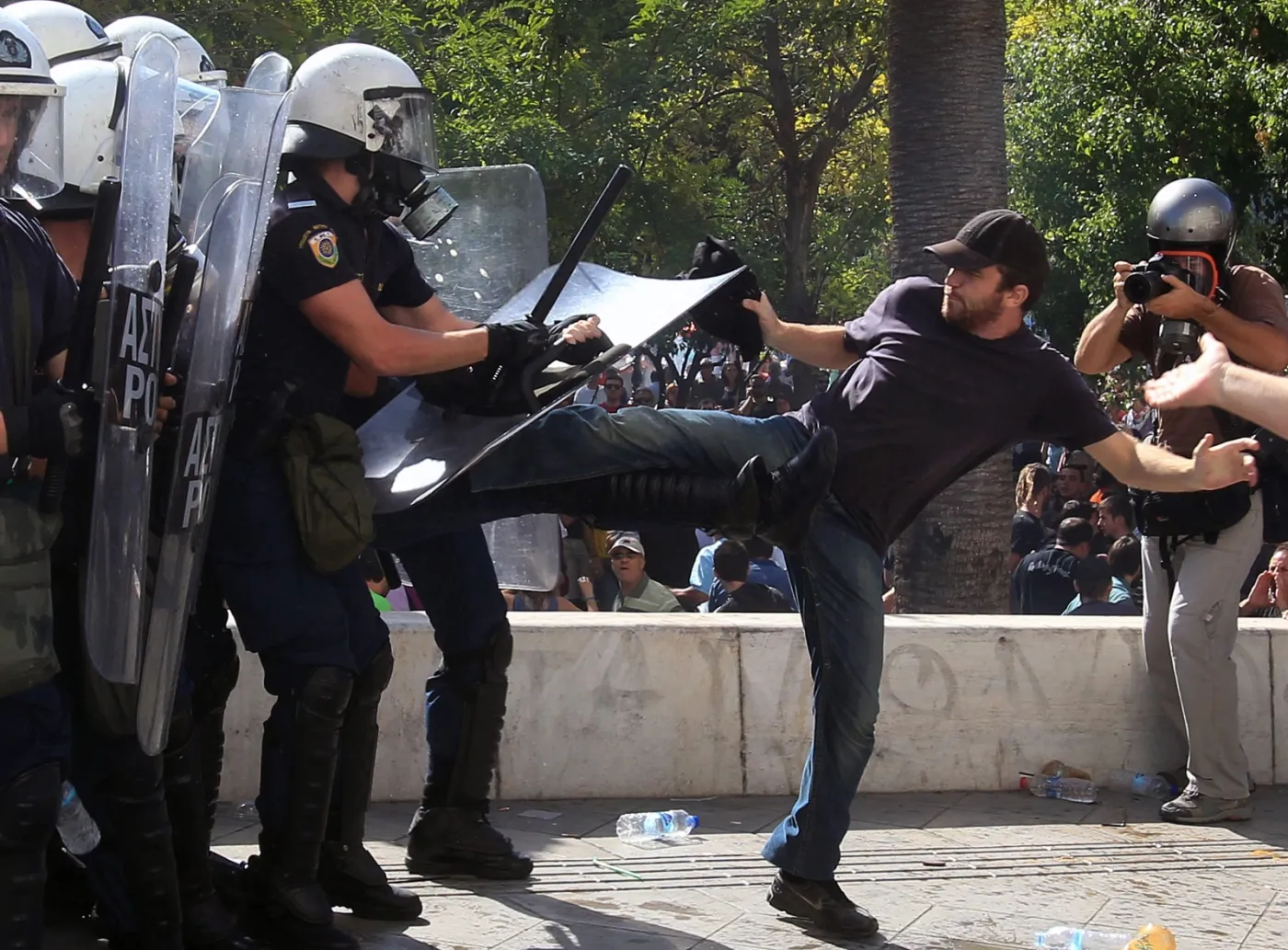 4170892-protesty-w-grecji.jpg