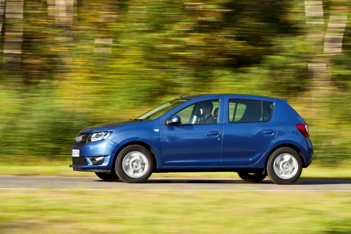 Podwyższone zawieszenie, niska cena. Nowa dacia sandero ratuje kieszenie Polaków