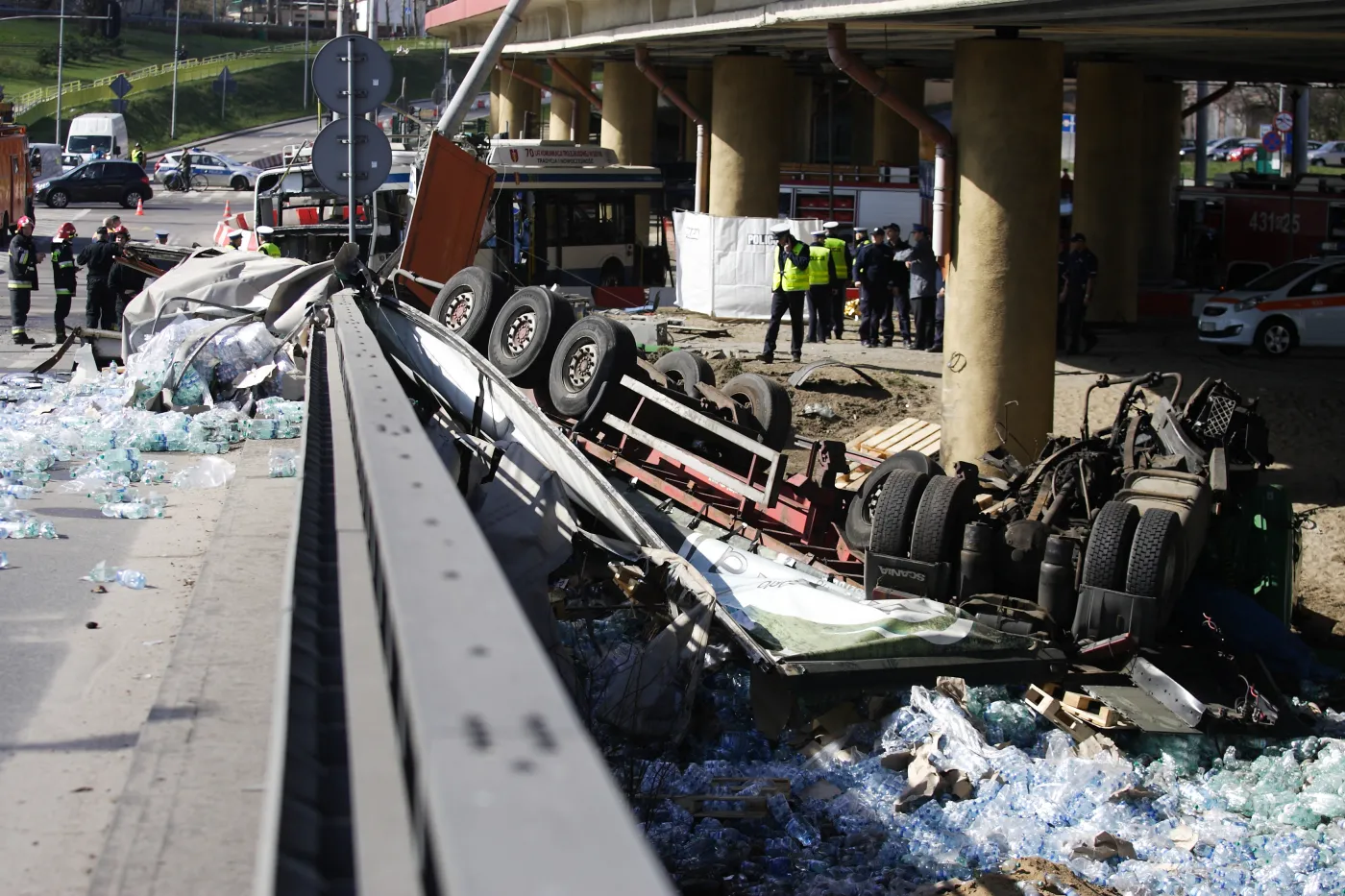 Zderzenie trolejbusu z tirem. Dwie osoby nie żyją. ZDJĘCIA