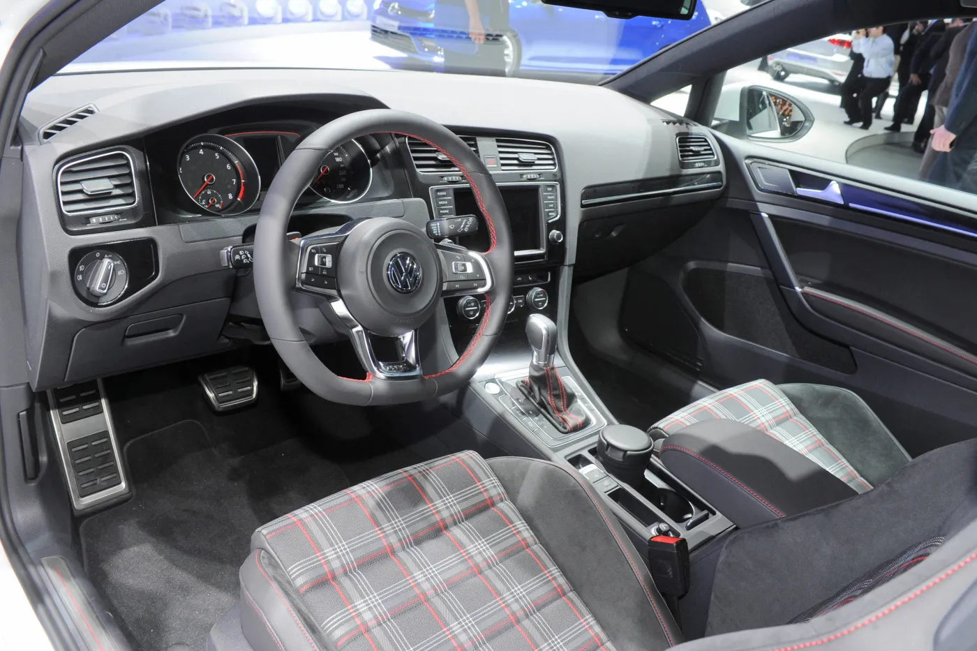 Po 40 latach Niemcy budują nowe wcielenie legendy! Volkswagen golf GTI na zdjęciach