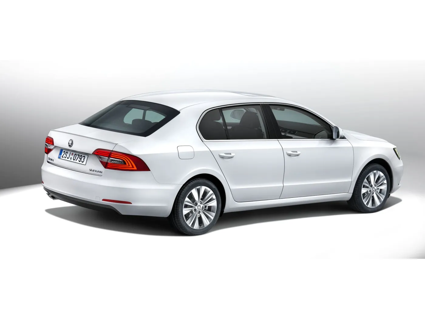 4801640-003-superb-rear.jpg