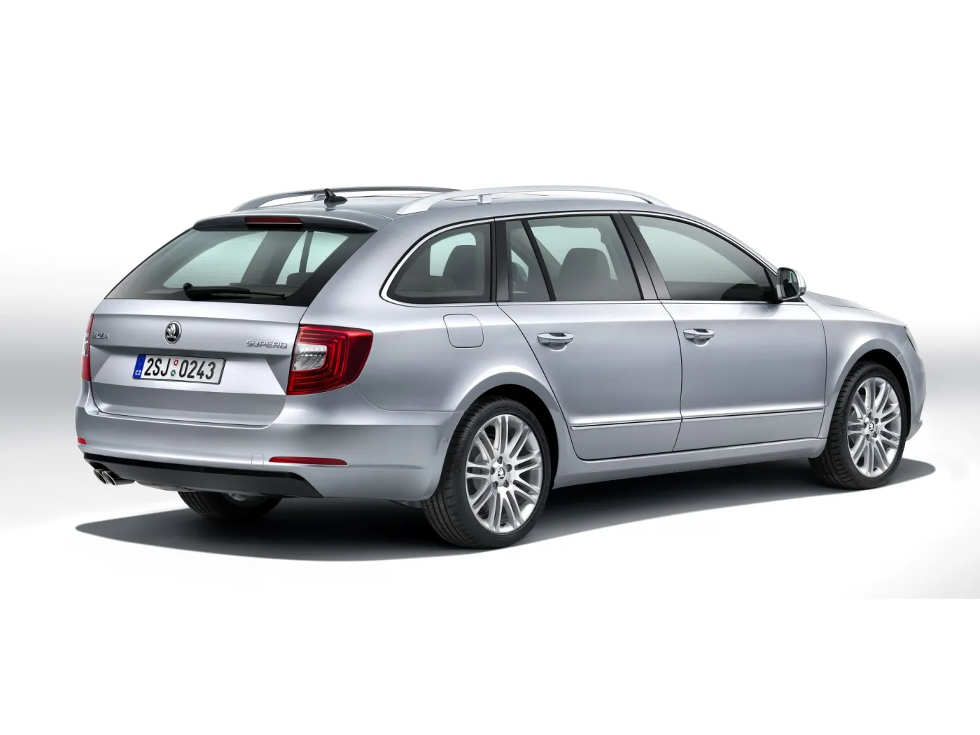4801669-004-superb-rear.jpg