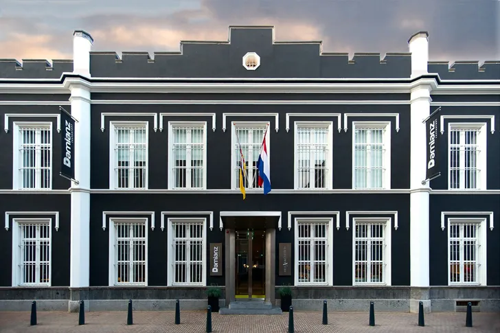 5273360-hotel-w-wiezieniu.jpg