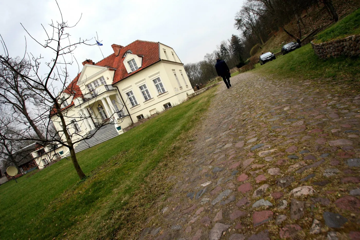 5275289-zabytkowy-dworek.jpg