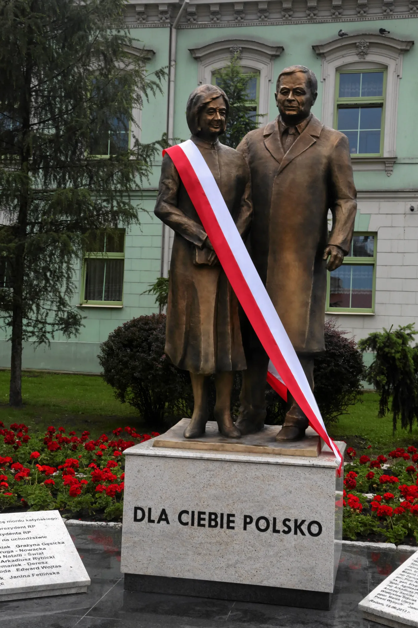5102488-pomnik-kaczynskich.jpg