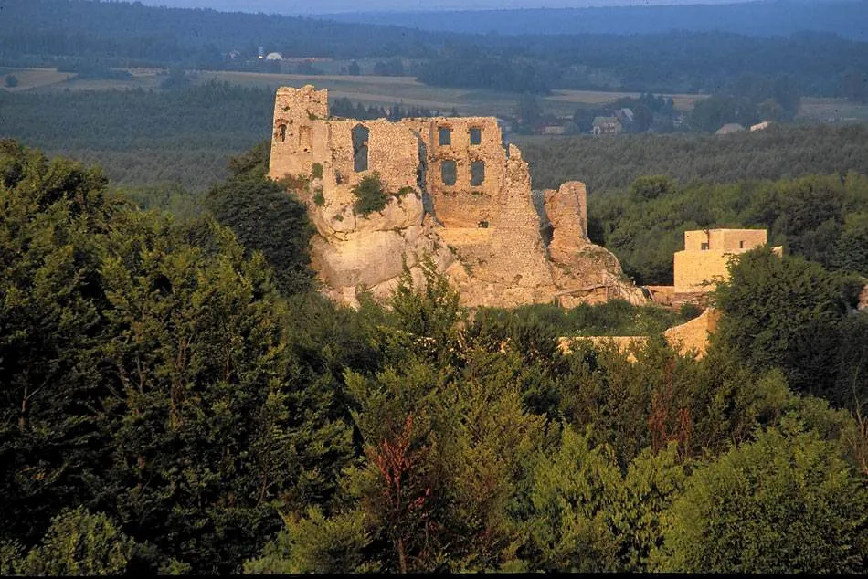 5113434-zamek-w-bobolicach.jpg