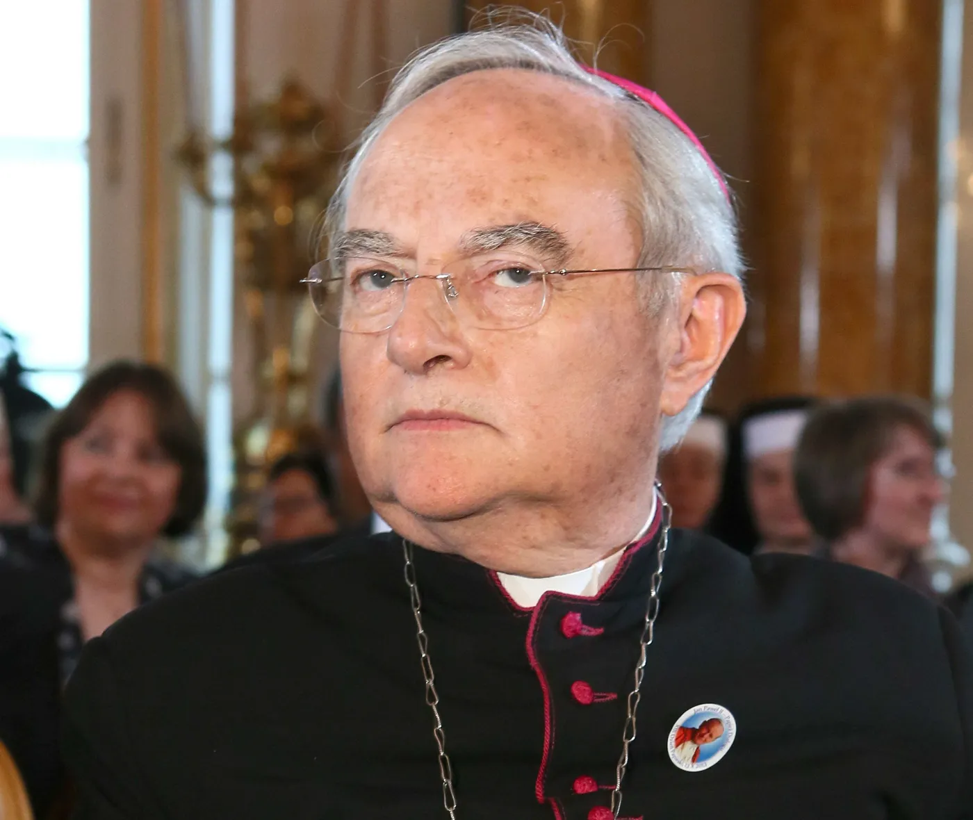 Abp Hoser: Młodzi mężczyźni zachowują się jak dzieci