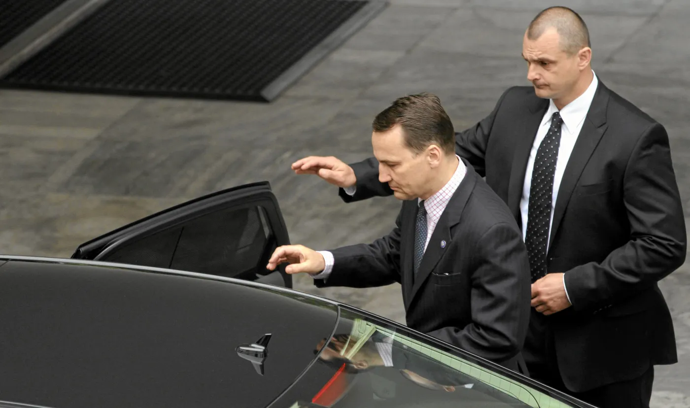 Sikorski odpowiada na wpadkę "Washington Post". "Naprawdę sądzicie, że ubieram się… "