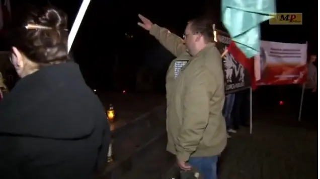 Hitlerowskie gesty nad grobami zabitych przez nazistów. "To profanacja". WIDEO 