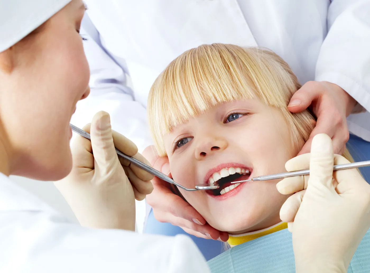5629922-dziecko-u-dentysty.jpg