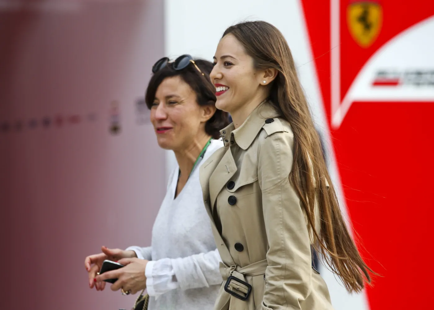 Jenson Button ściga się pod czujnym okiem pięknej partnerki. ZDJĘCIA