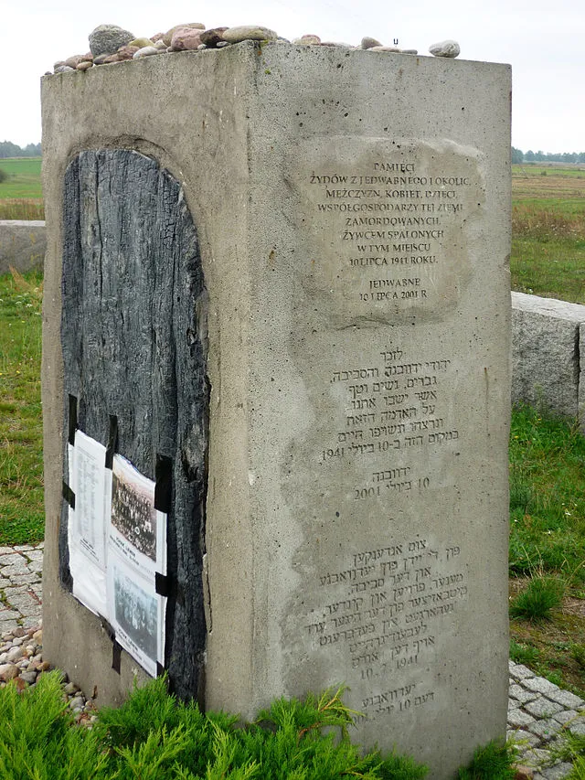 6554006-pomnik-w-jedwabnem.jpg