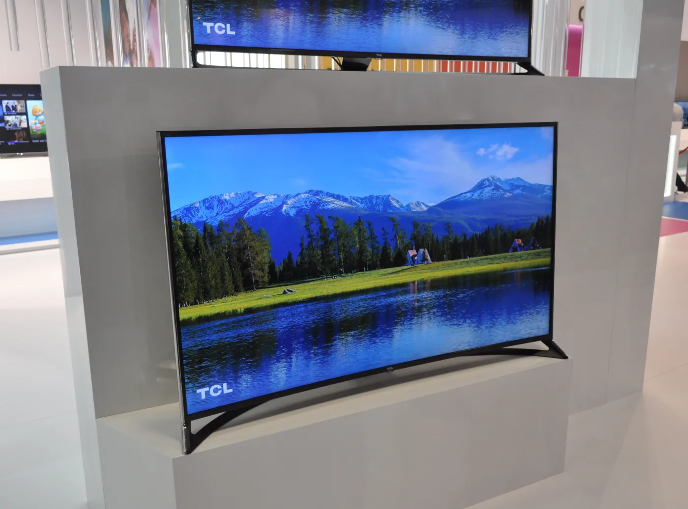 6774846-zakrzywiony-tcl.jpg