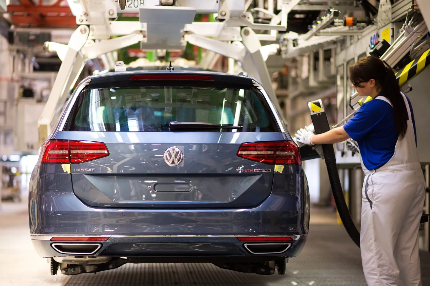 6799451-volkswagen-passat.jpg