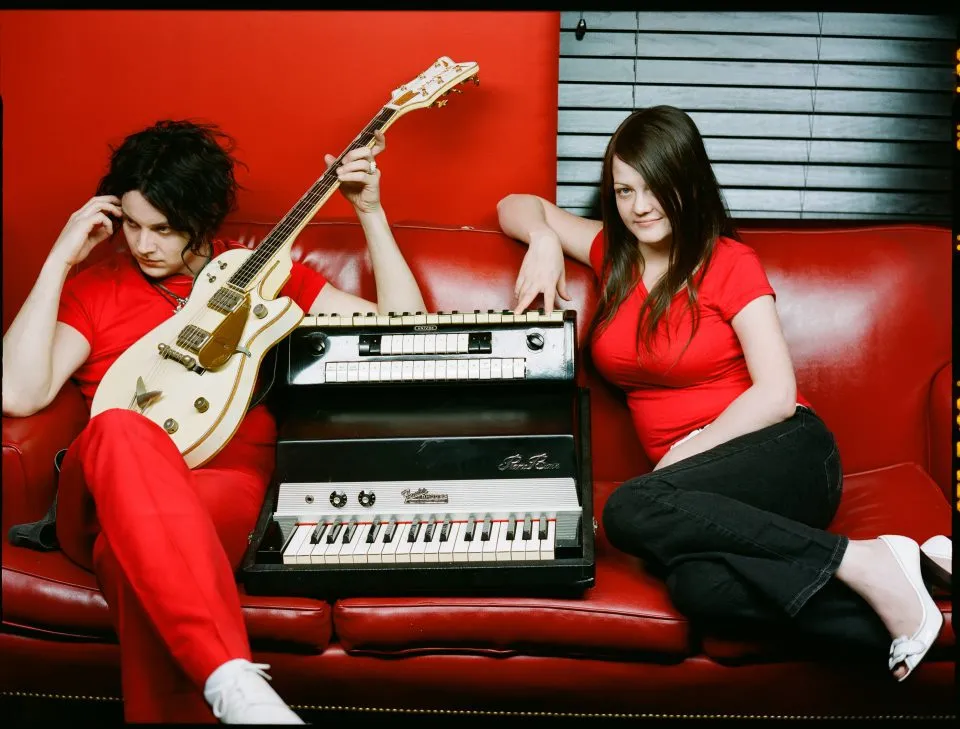6804935-the-white-stripes.jpg