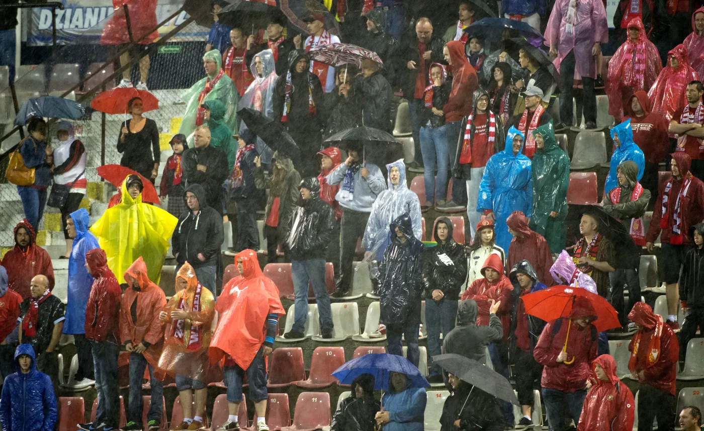 6349741-basen-na-boisku.jpg