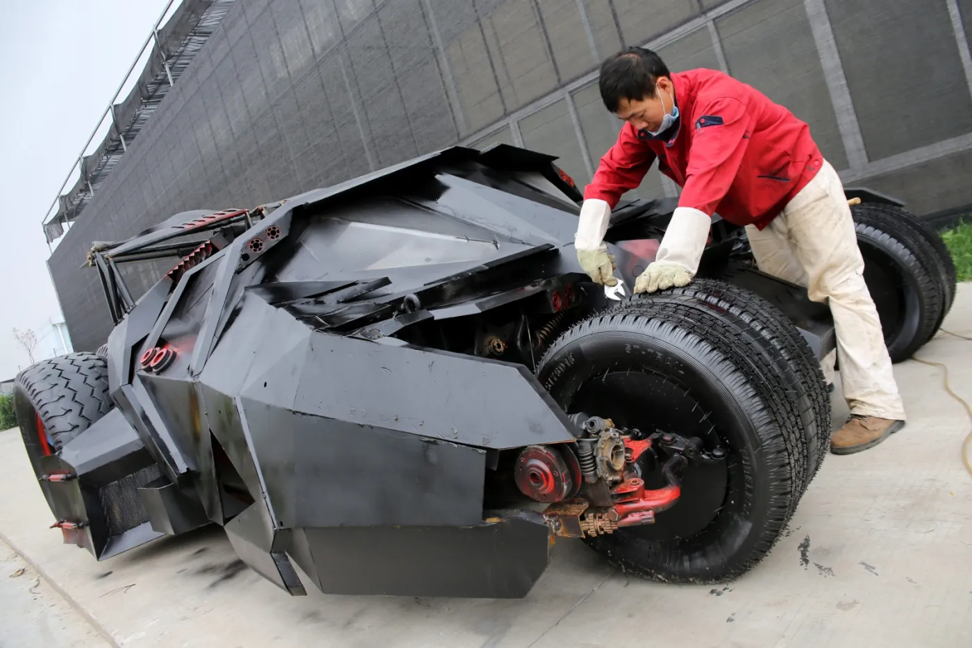 Własnoręcznie zbudował... batmobil! Za grosze. Zobacz zdjęcia