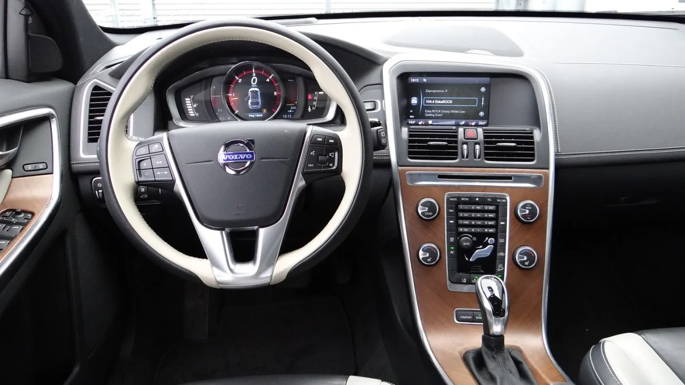 6451952-volvo-xc60-d5-awd.jpg